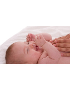 massage bébé avec l'huile d'amande douce